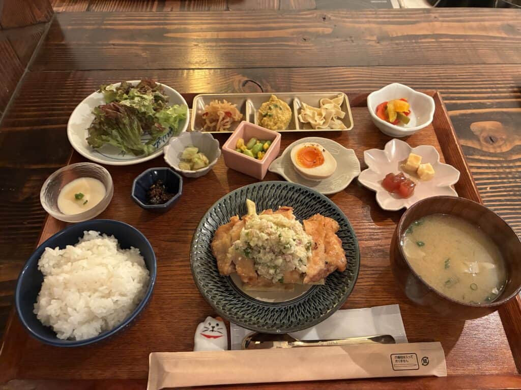 少しずつ盛られた色とりどりのおかずが並ぶぽろり食堂の定食
