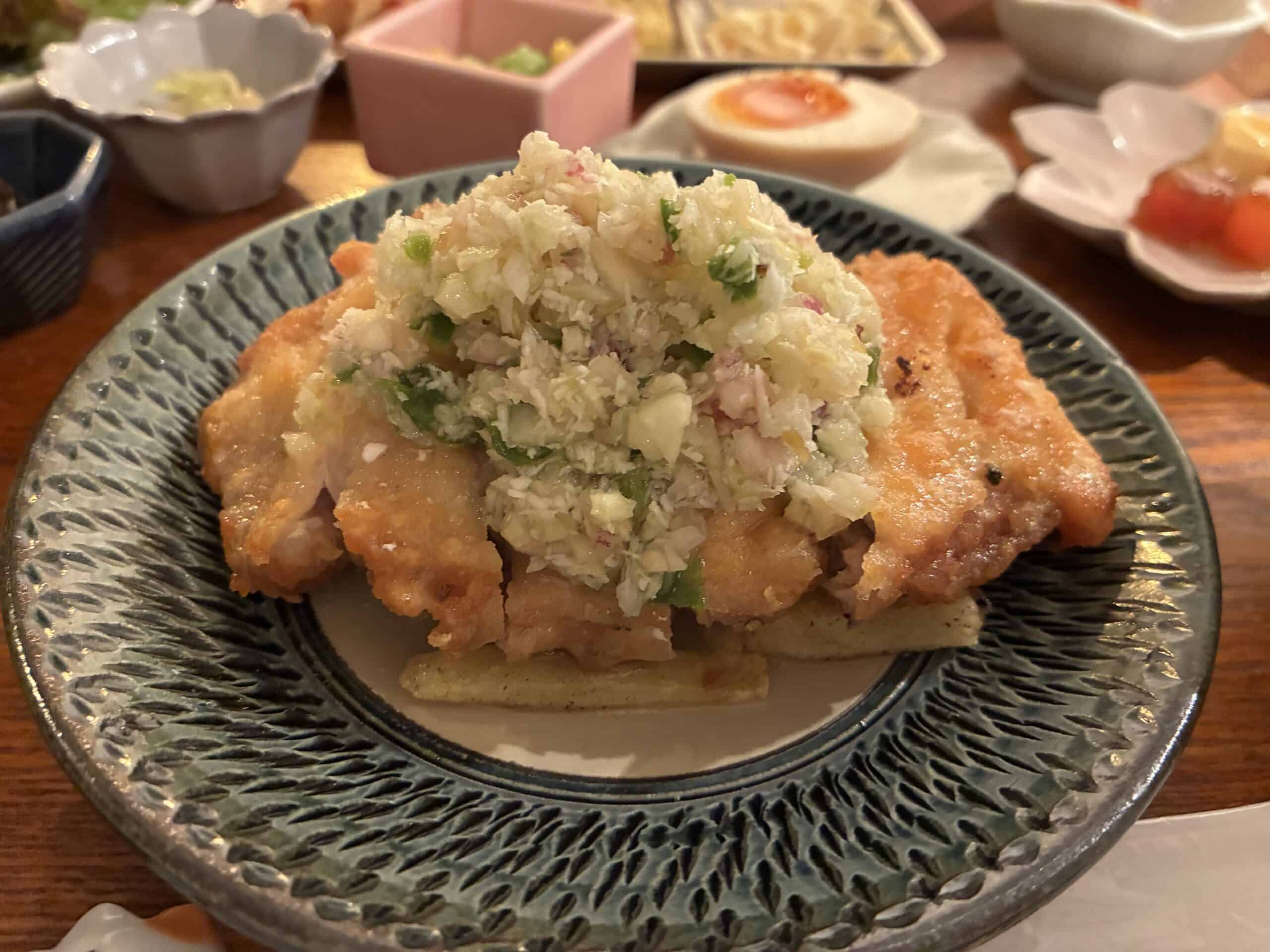 メインのサンバルマタ チキンステーキ