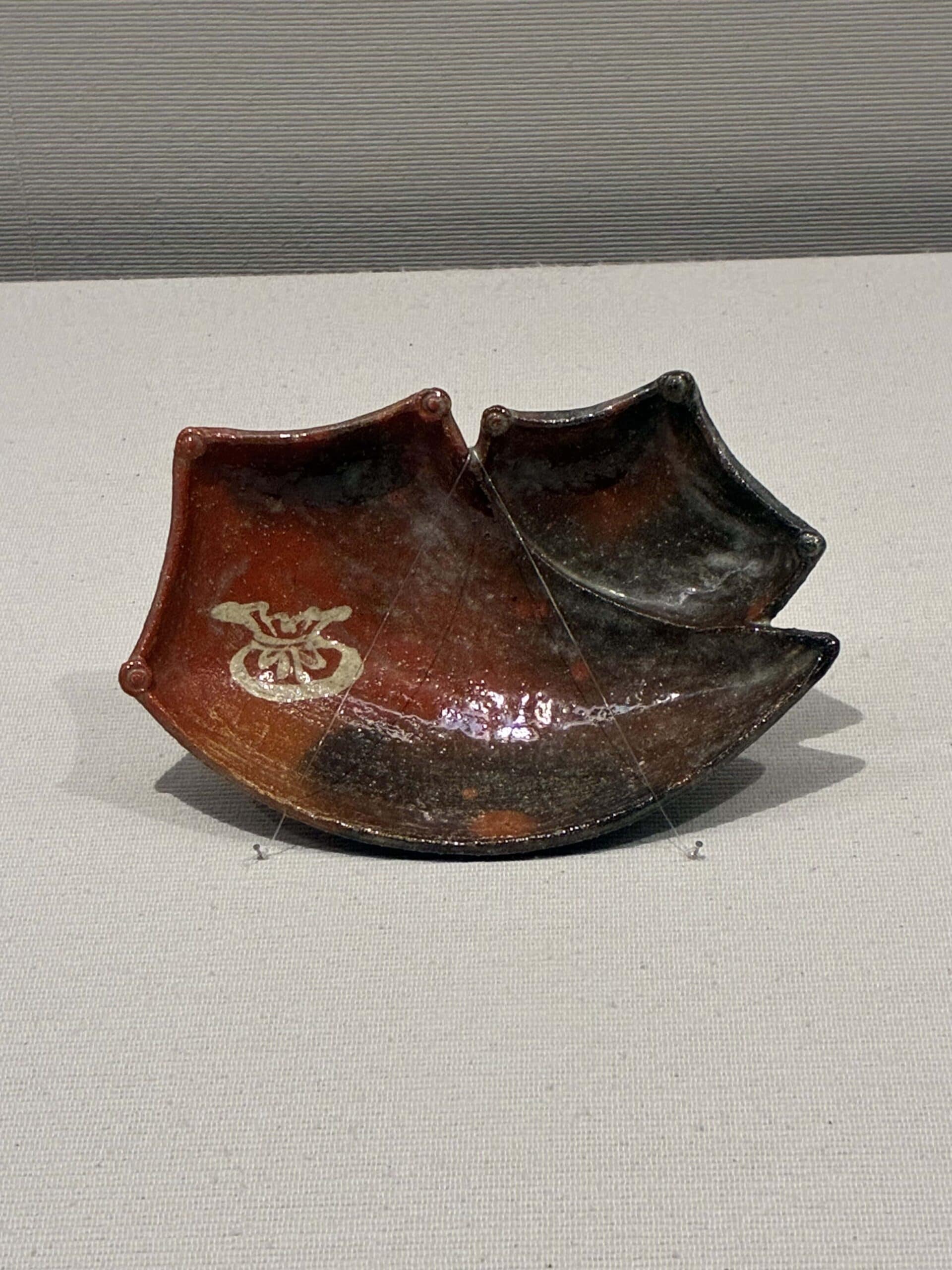 赤楽宝尽し寄向付。5種類の縁起物をかたどり吉祥文様を絵付けした器