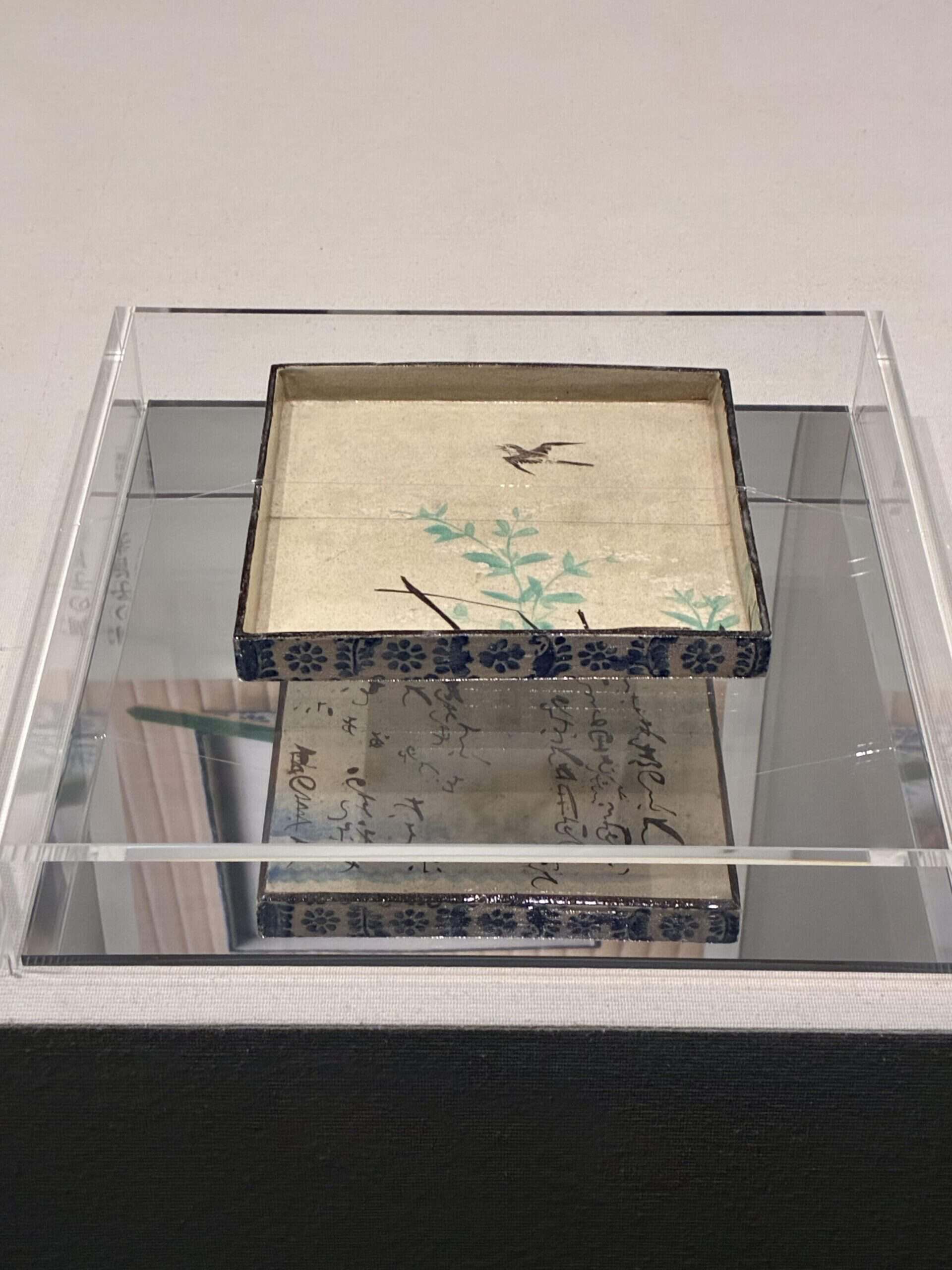 色絵定家詠十二ヶ月花鳥図色紙皿。月ごとの和歌と花鳥を描いた色紙形の皿