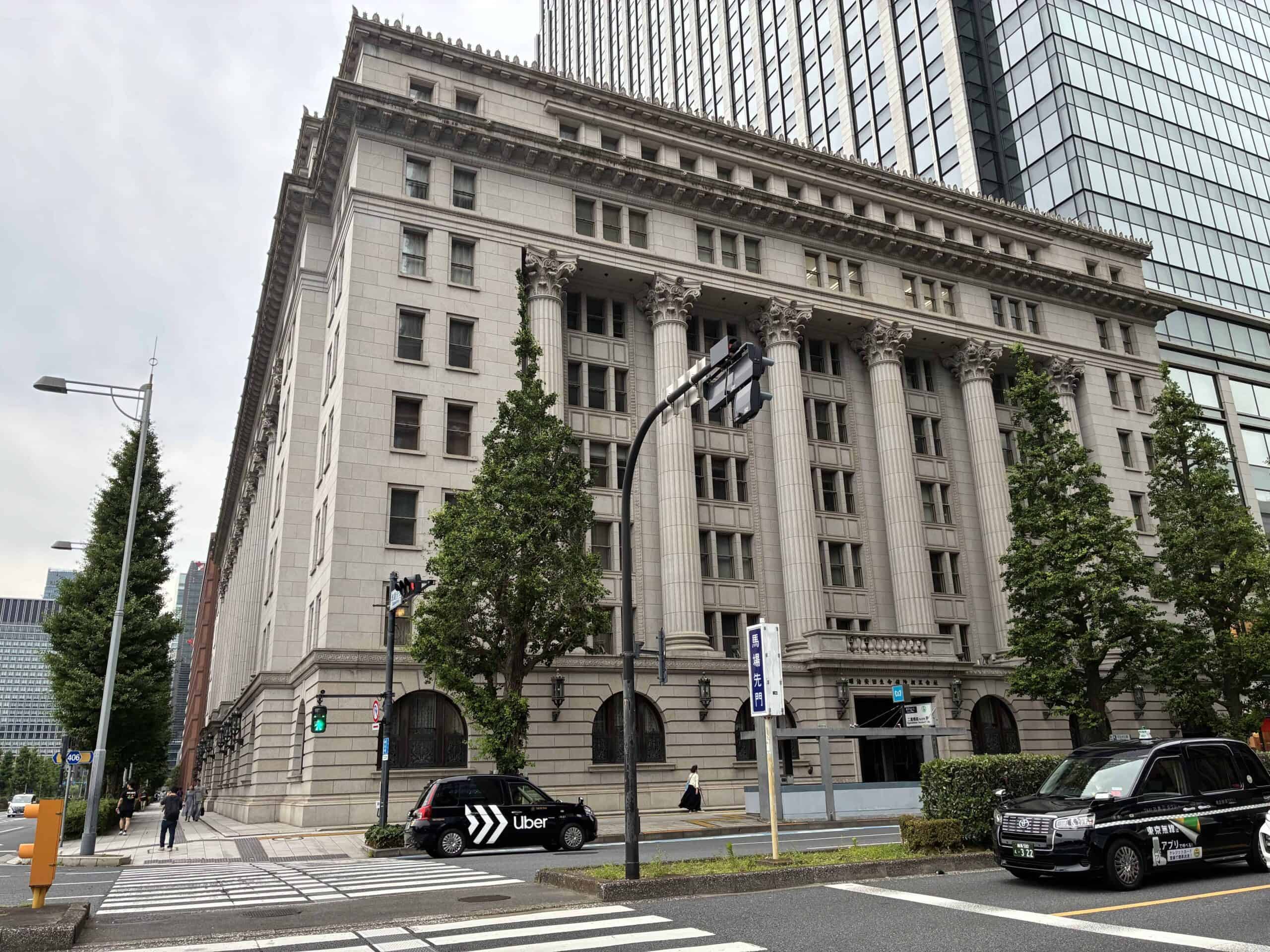 静嘉堂文庫美術館が入る重要文化財・明治生命館の重厚な建物