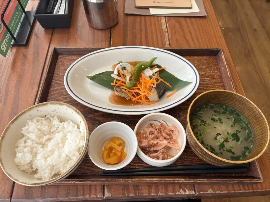 本日のkawara定食B。ご飯・味噌汁・メイン・小鉢・漬物のトレー全体