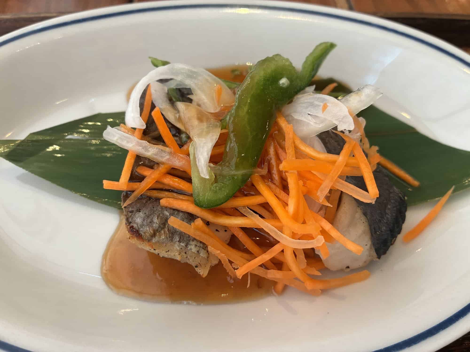 白身魚の南蛮酢。彩り野菜がたっぷりのった一品