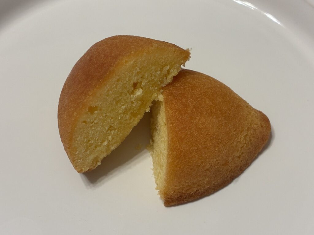 二つに割ったあじば農園のレモンケーキの断面。しっとりした黄色い生地