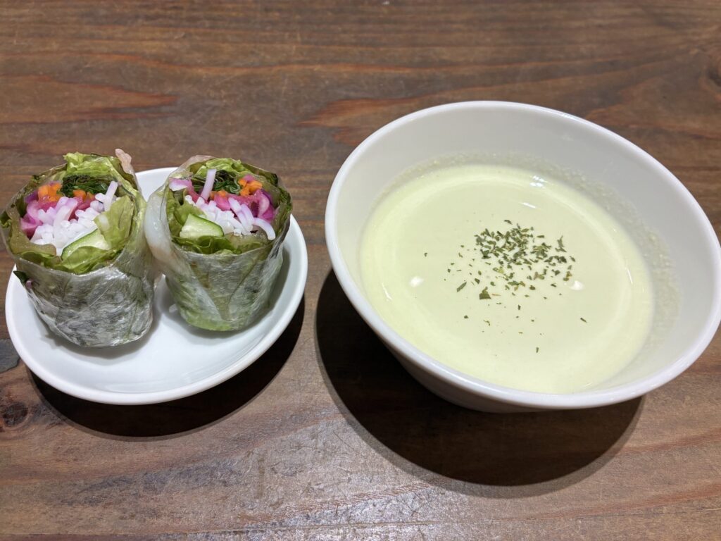 Desalitaの生春巻き2切れと、枝豆の冷製ポタージュ