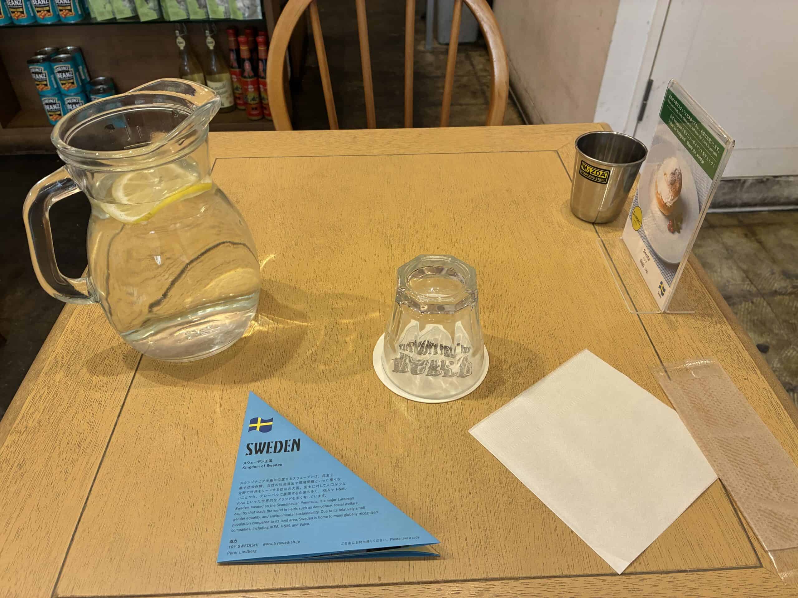 レモン入りで氷なしのお水