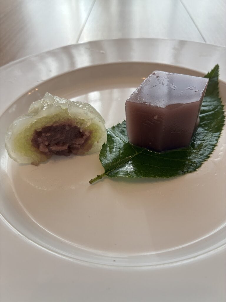 一幸庵の水羊羹と葛饅頭「緑陰」の断面。水羊羹は澄んだ小豆色、緑陰は葛の白・ずんだの緑・こし餡の三層