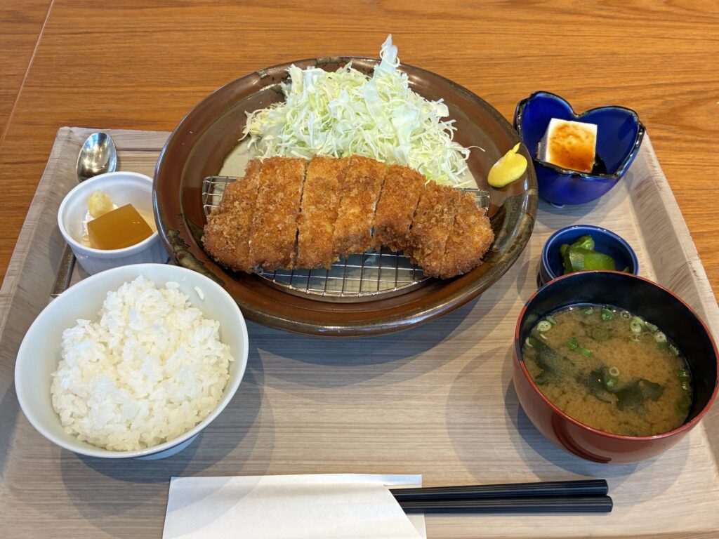 あいかなのトンカツ定食(ひなもりポーク)
