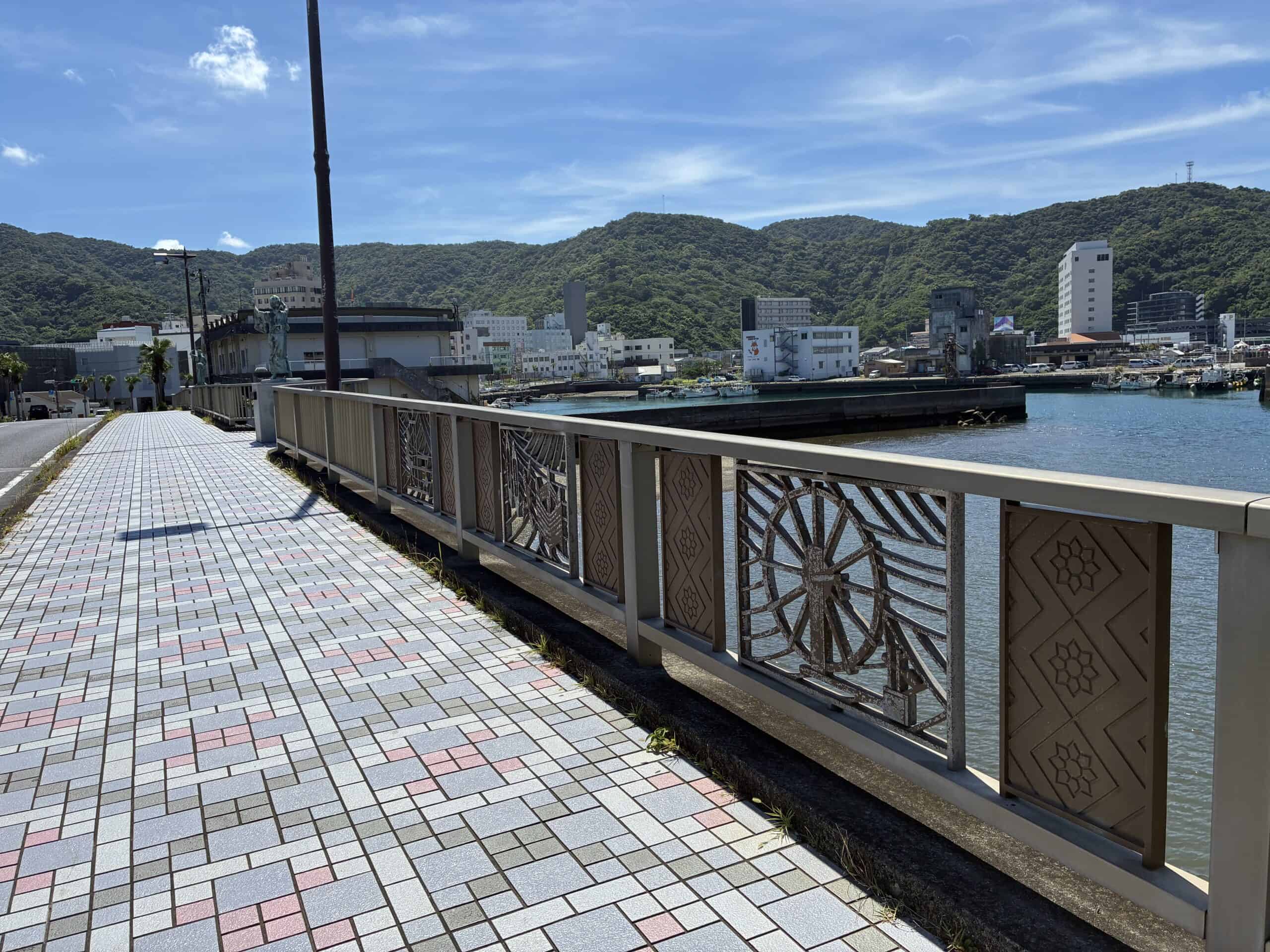 大島紬の龍郷柄をあしらった古仁屋の橋の欄干