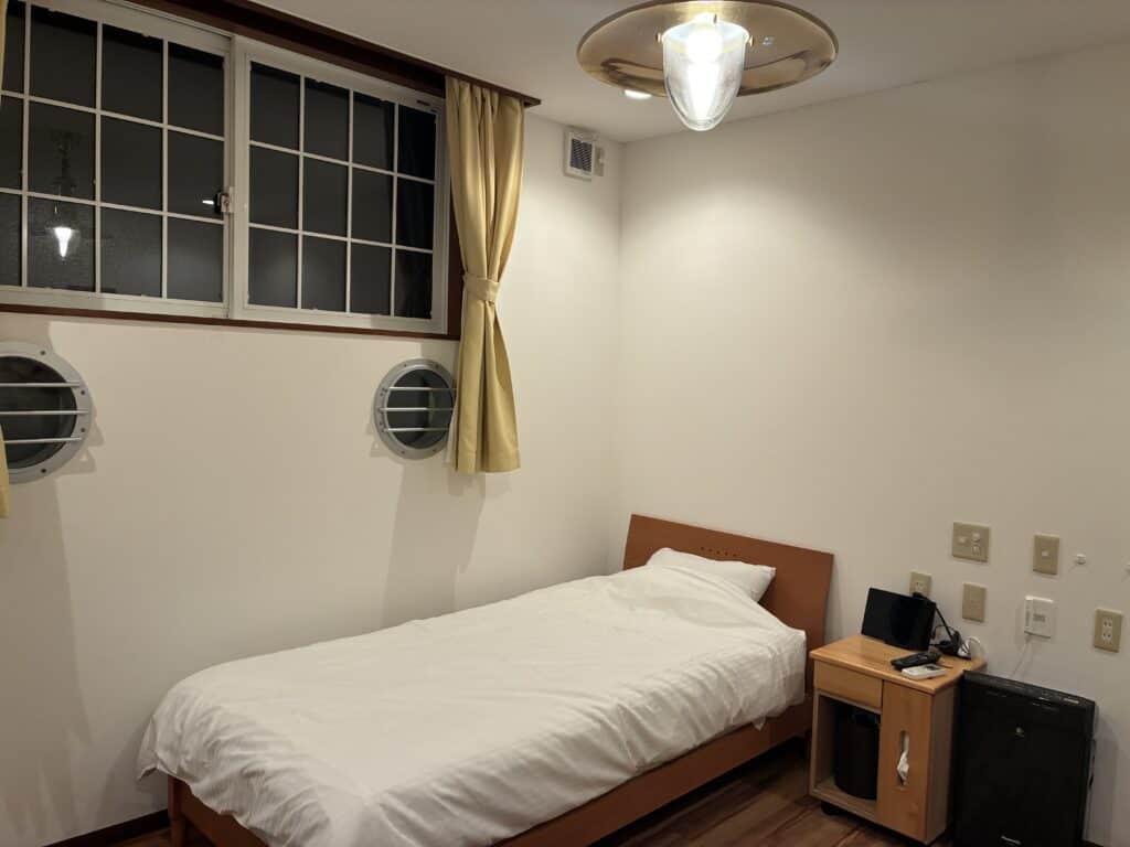 宿のお部屋のベッド