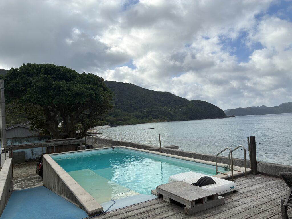 宿の海辺のプール