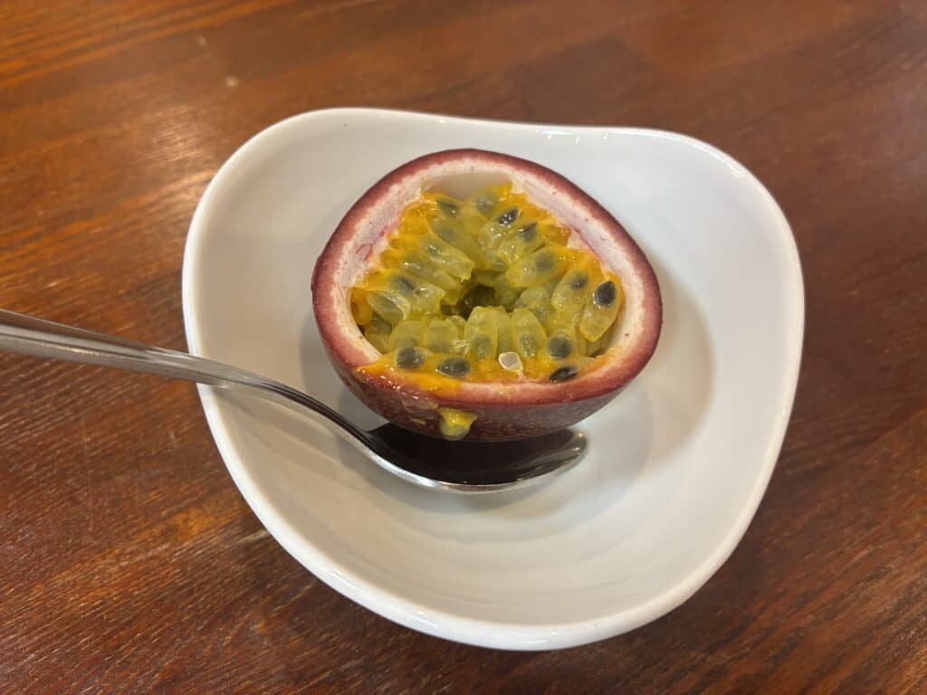 半分にカットしたパッションフルーツ