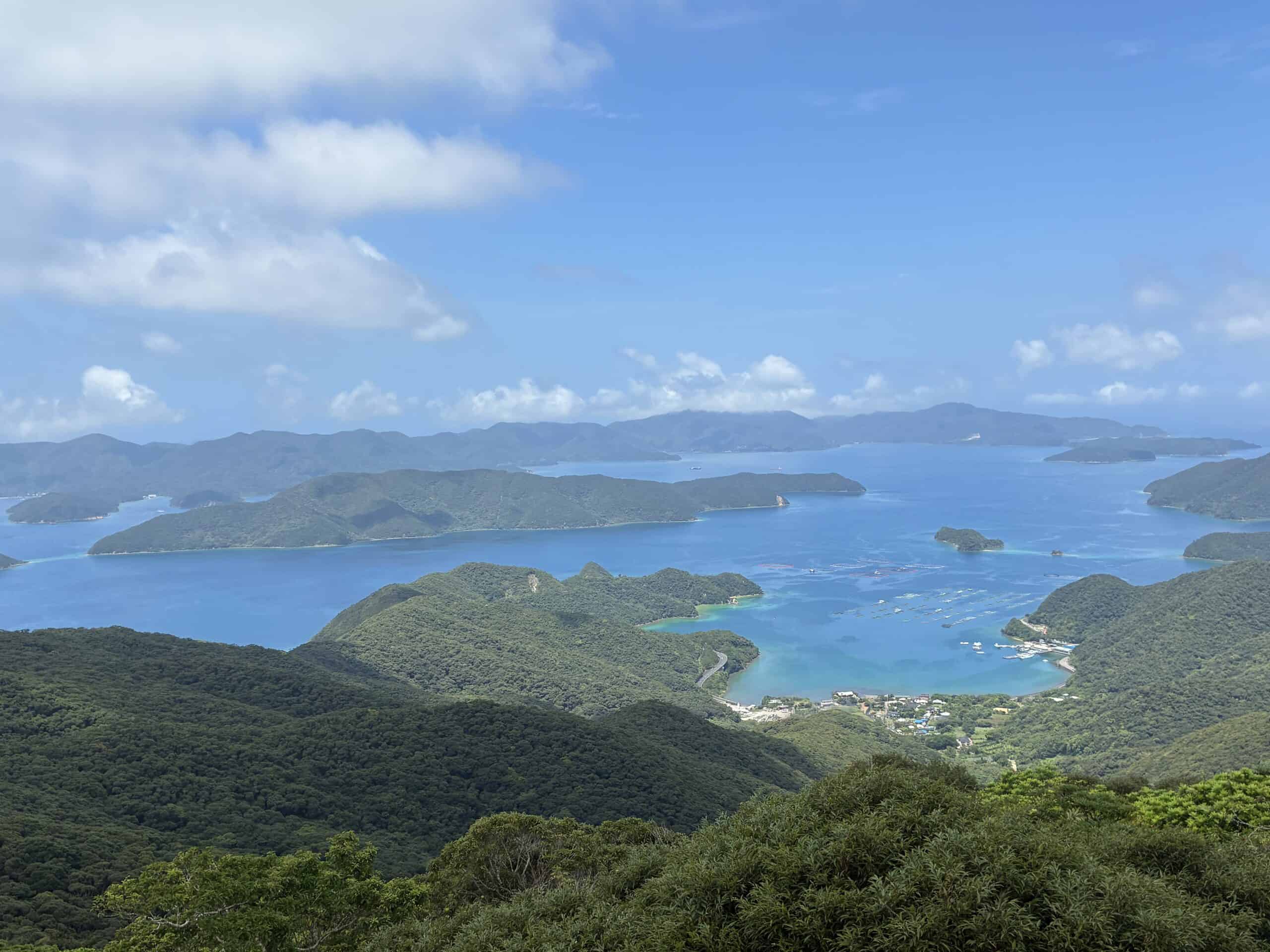 高台から望む大島海峡と点在する島々