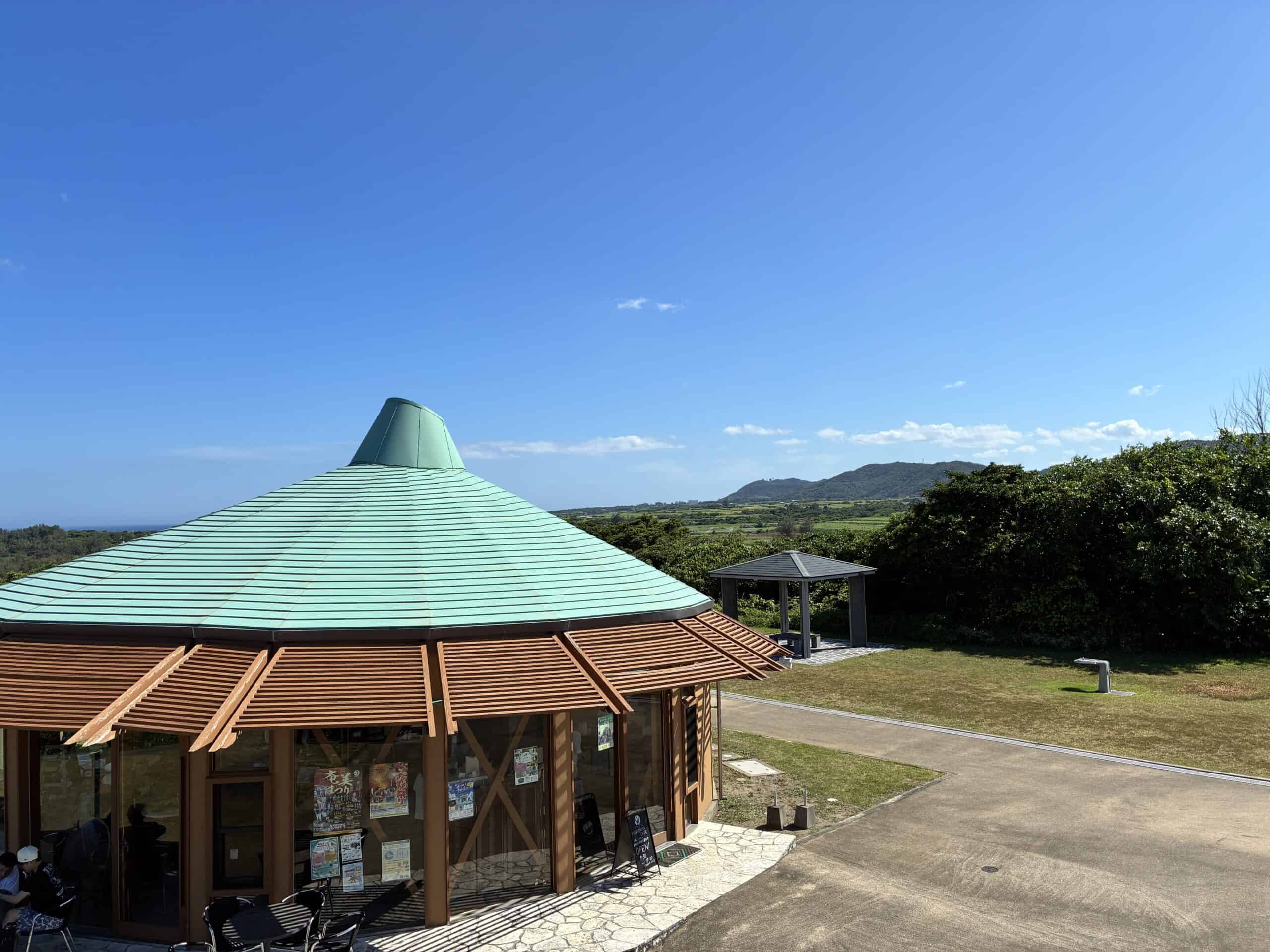 あやまる岬・観光公園の緑の屋根の建物