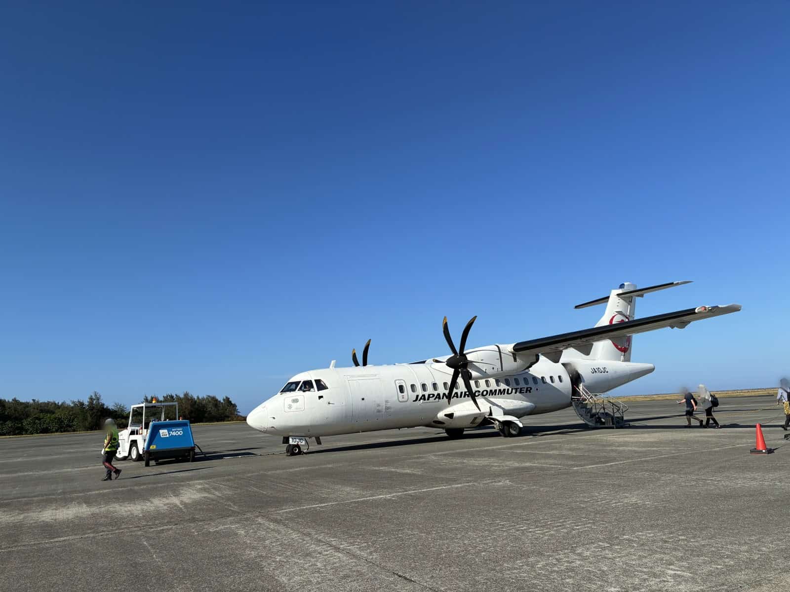 奄美空港の駐機場に停まるプロペラ機