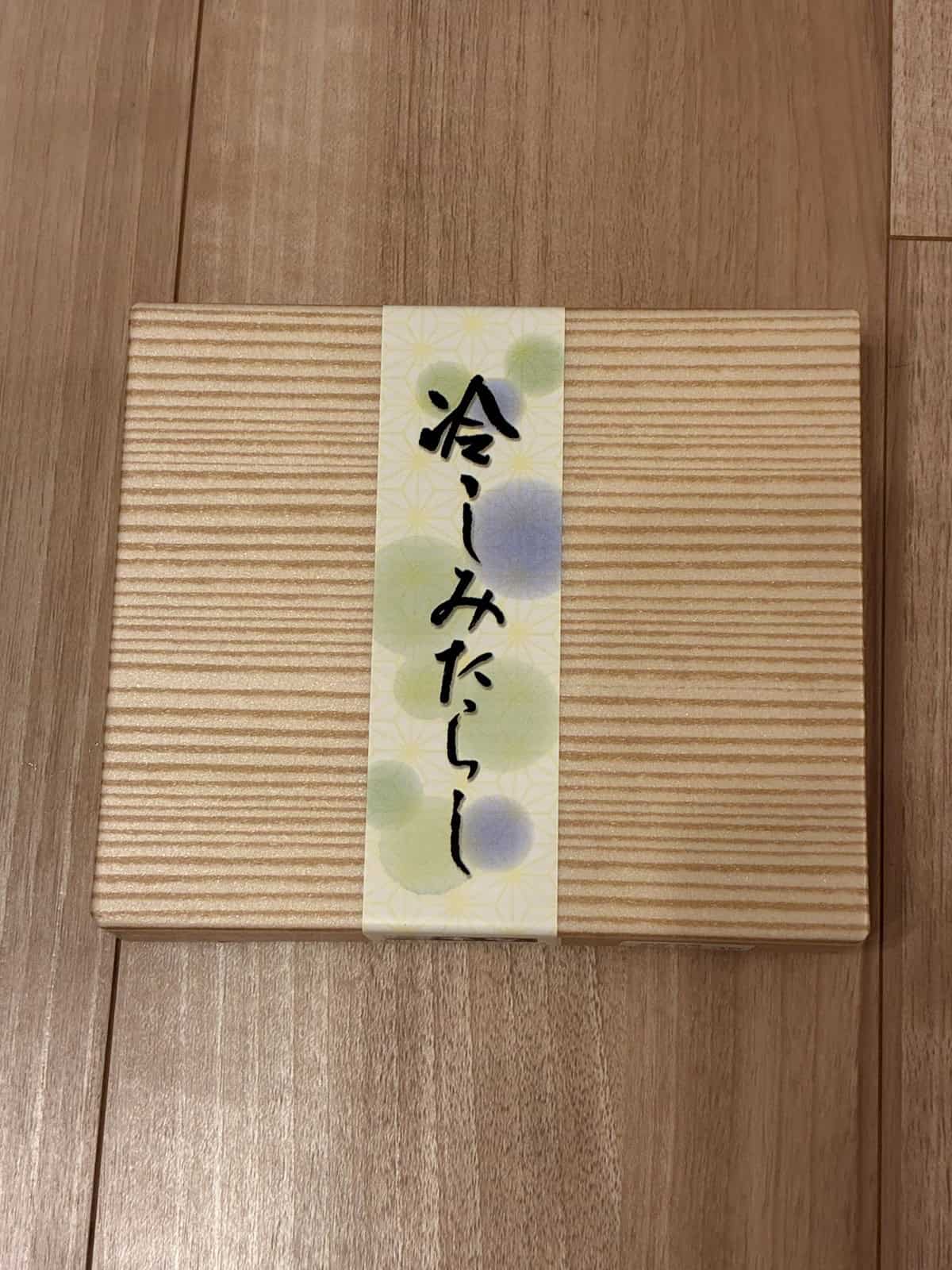 「冷やしみたらし」と書かれた帯がかかった赤坂青野の木箱