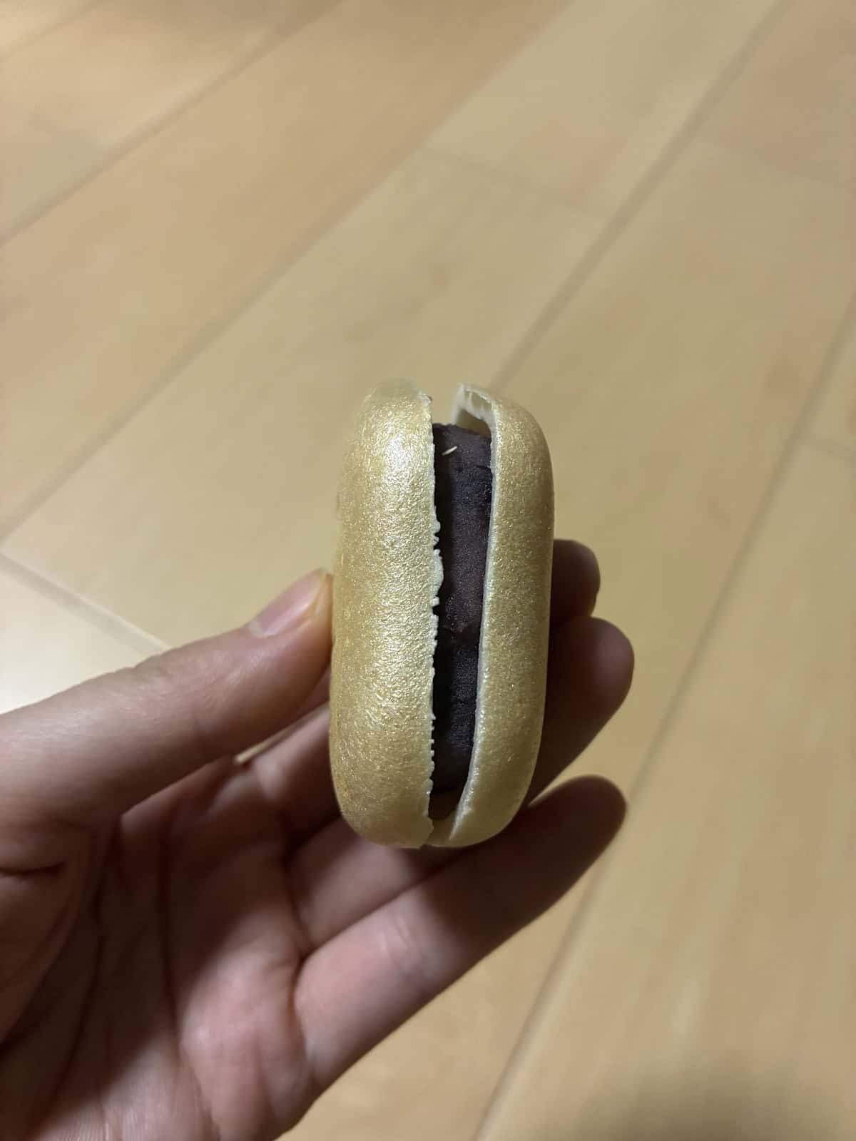 半分に割った空也のもなかの断面。あんこがぎっしり詰まっている