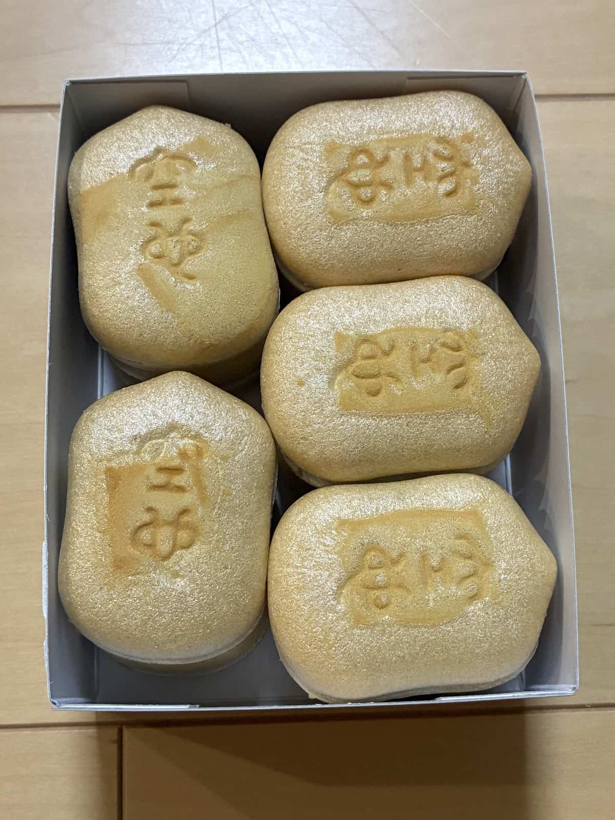 箱に並んだ空也のもなか。皮に「空也」の焼き印が押されている