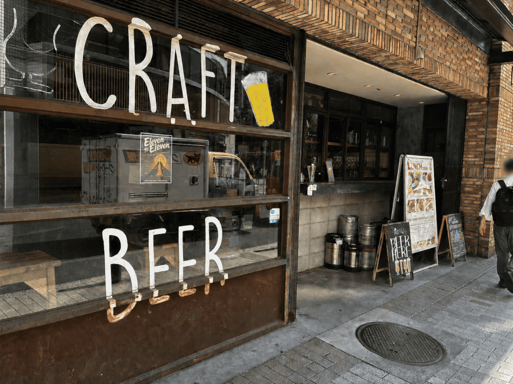 クラフトビアマーケット吉祥寺店の外観。CRAFT BEERの大きな文字が窓に描かれている