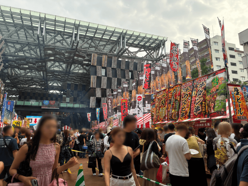 駅から会場へ向かう道に立ち並ぶ屋台と大勢の人