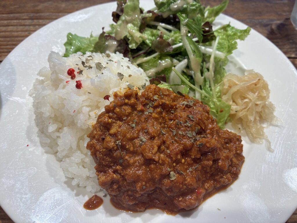 キーマカレーのアップ。挽き肉のカレーとサラダ、白いご飯