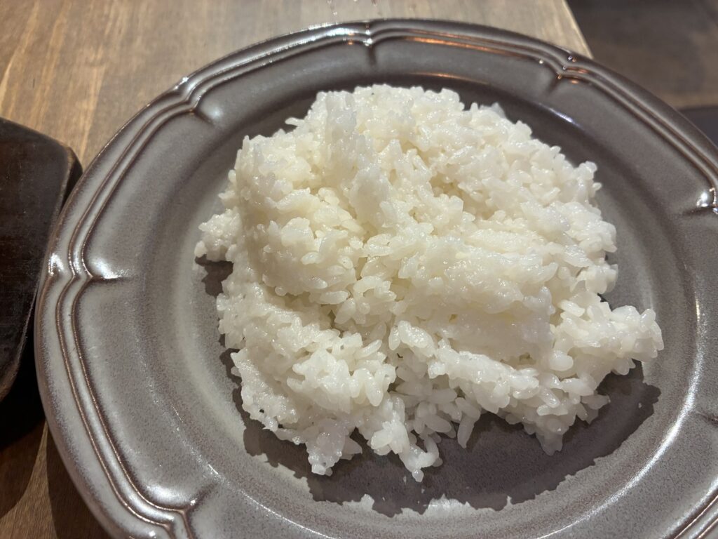 銀色の皿に盛られたライス