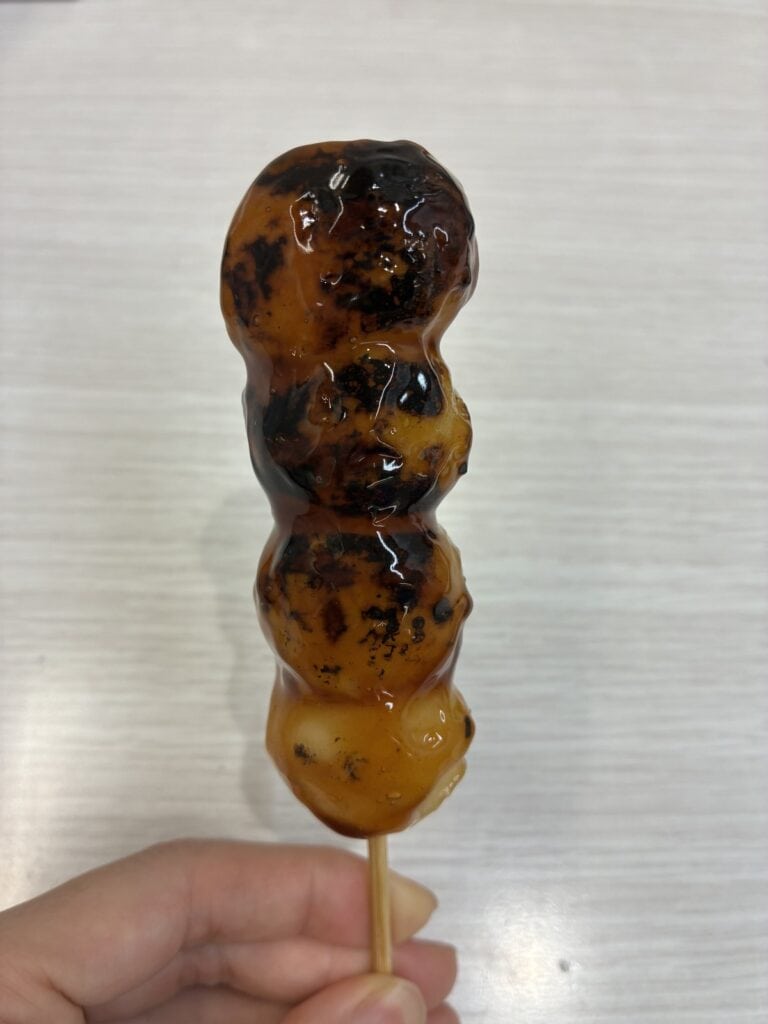 照りのある餡がかかったみたらし団子のアップ