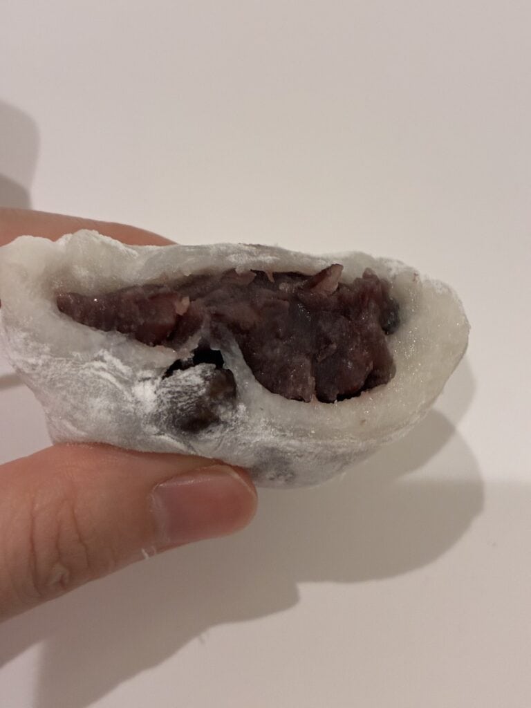 玉川屋の豆大福を割ったところ。白いお餅の中にあんが入っている