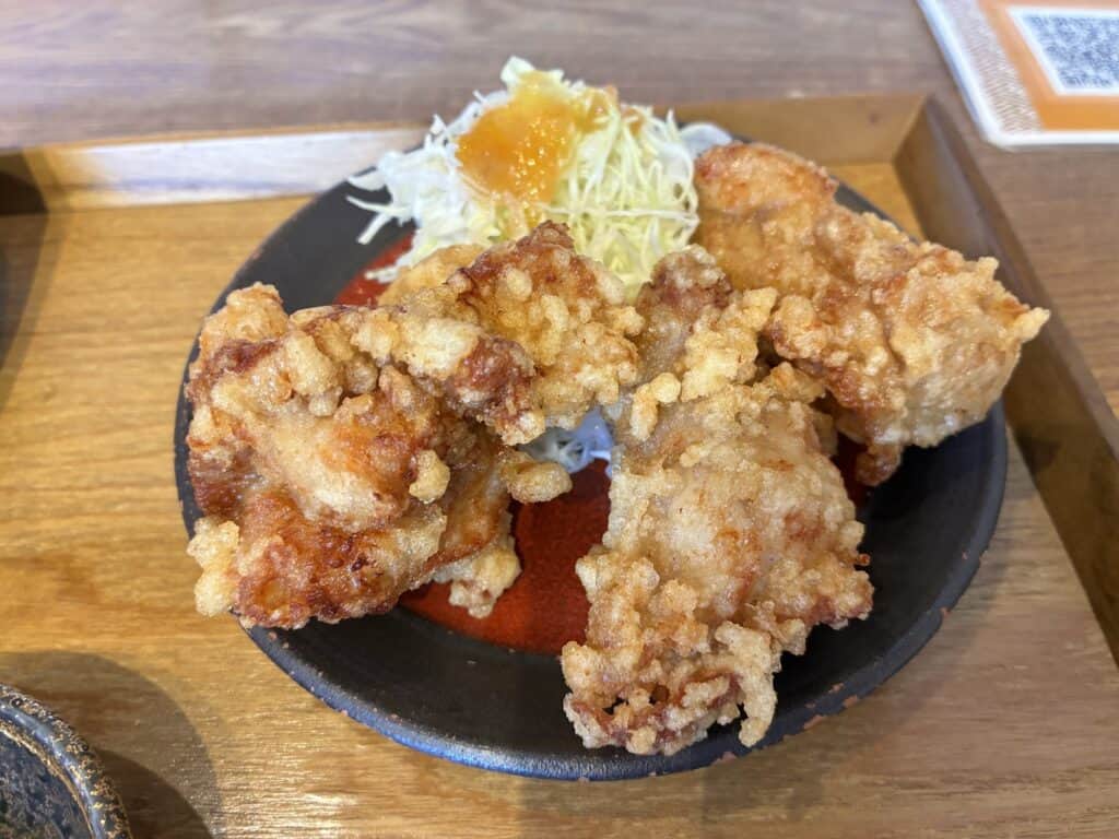 大きな唐揚げが3つ盛られた皿