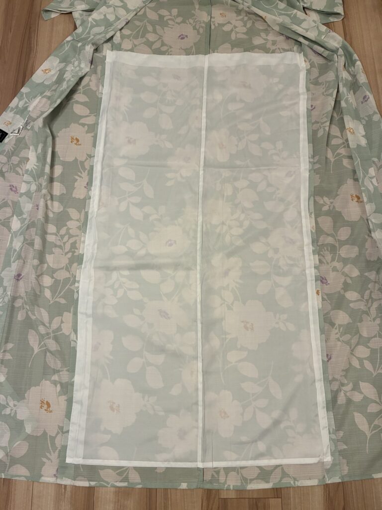 浴衣の内側に縫い付けられた白い居敷当て