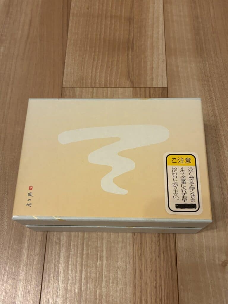 天のやのわらび餅の箱。淡い色の包みに屋号が入っている