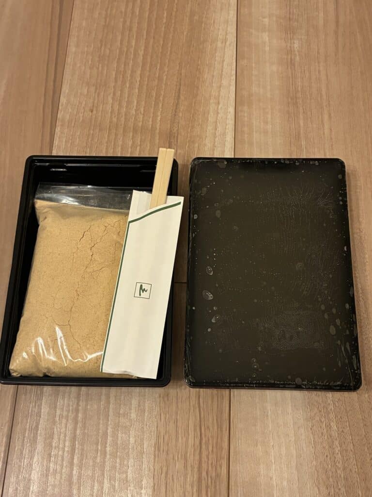 箱の中身。わらび餅ときな粉、黒蜜が並んでいる