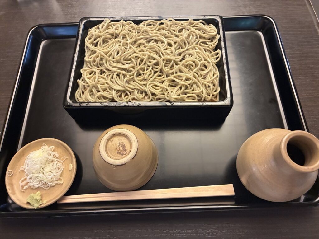 せいろうそばのお膳。薬味とそば猪口、徳利が並ぶ