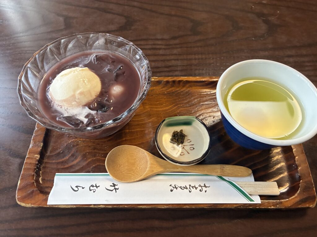 お盆にのったクリーム冷やししること日本茶、箸休めのシソ