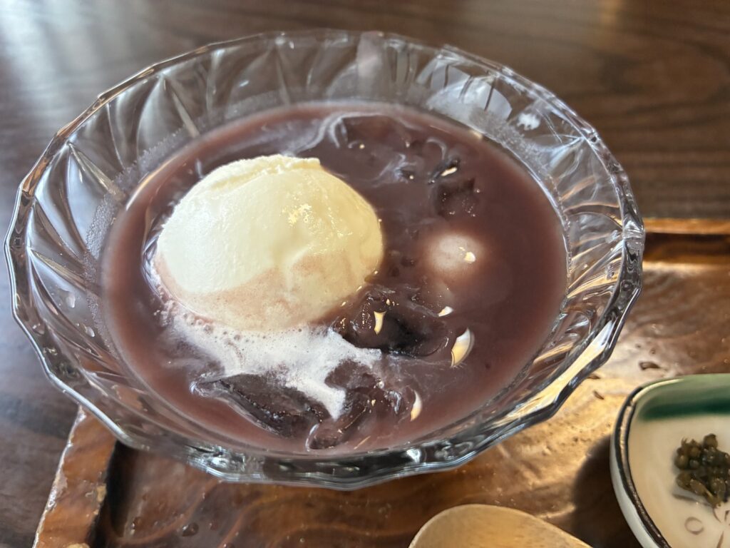 クリーム冷やししるこ。アイスの下に白いお団子が見える