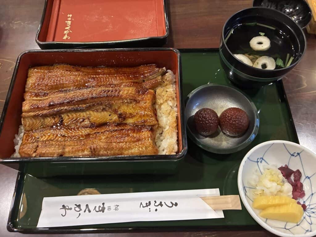 フタを開けたうな重。お重いっぱいにうなぎが並び、ご飯はほとんど見えない