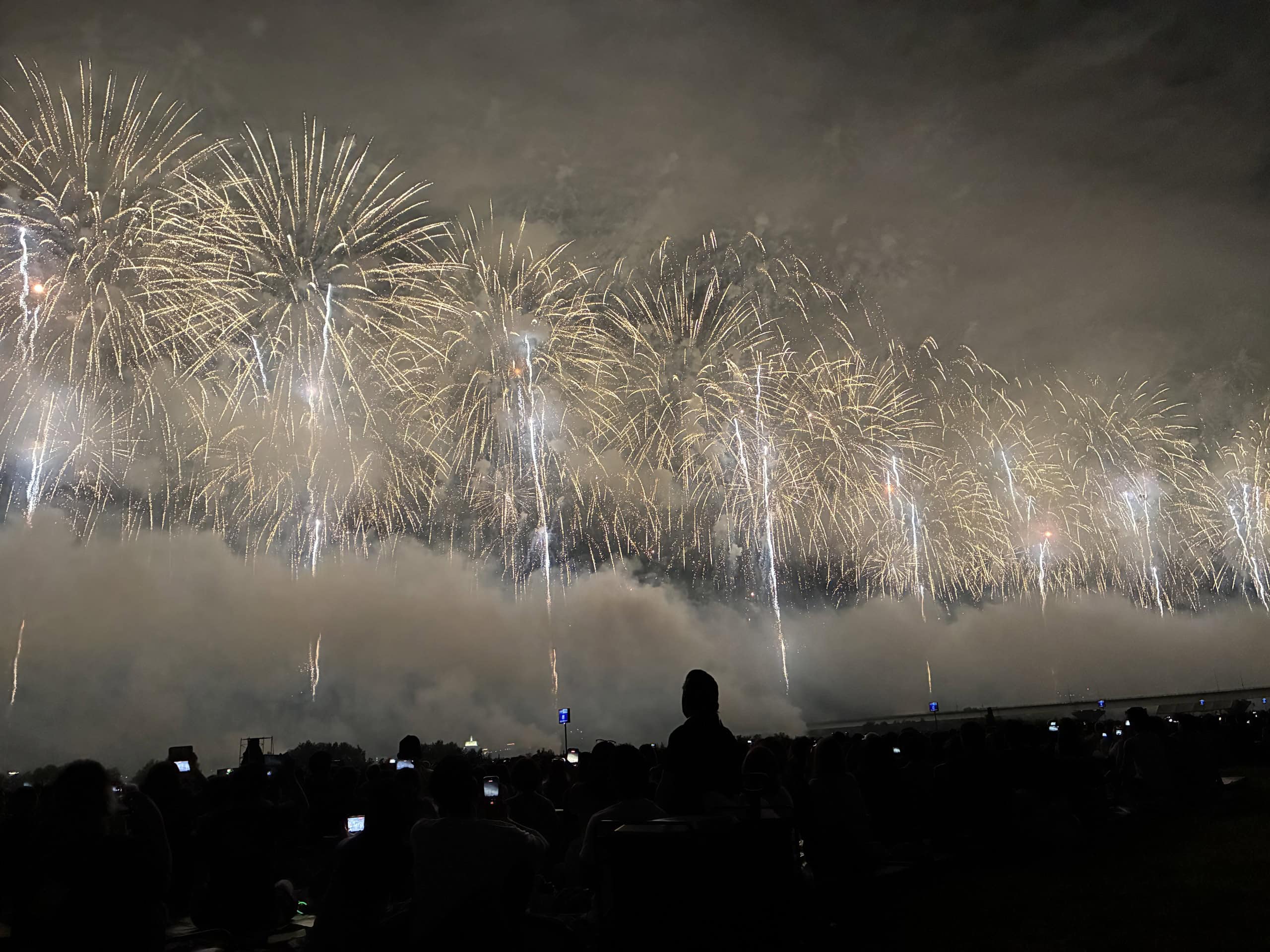 夜空いっぱいに広がる長岡花火。マス席から見上げる観客のシルエット