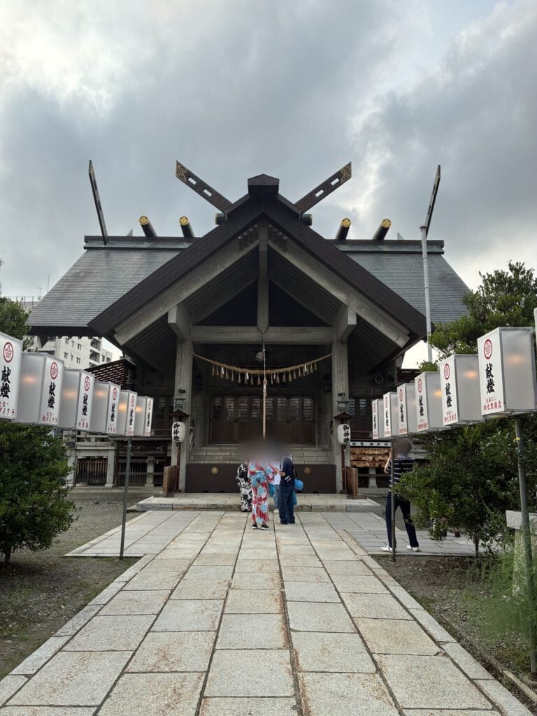 会場へ向かう途中にある神社の社殿と提灯
