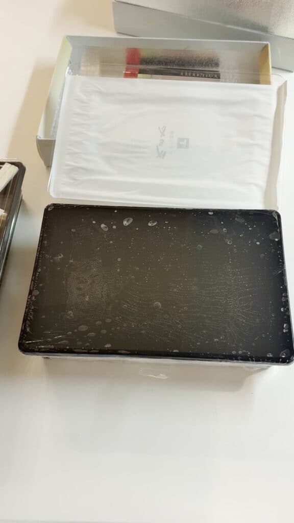 箱を開けて、黒い器に入ったわらび餅が現れたところ