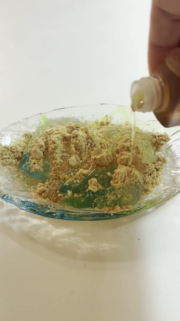 きな粉をかけたわらび餅に、黒蜜を回しかけている瞬間