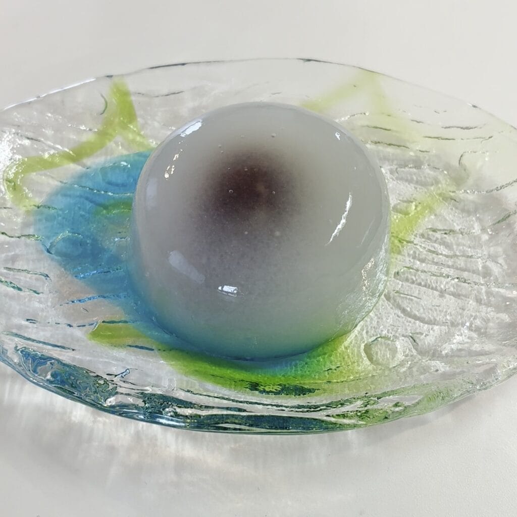 ガラスの器にのせた、なめらかな水まんじゅう