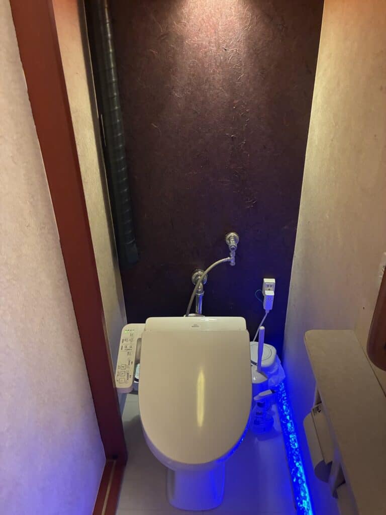 屋形船のトイレの中。洗浄機能付きの便座が設置されている