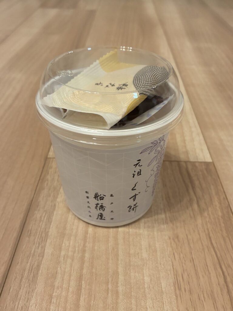 カップ入りのくず餅。フタの上にきな粉と黒蜜の小袋がのっている