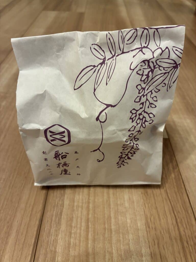 藤の花が描かれた船橋屋の紙袋