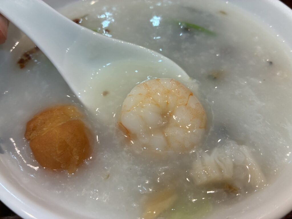 れんげにすくった香港粥。大きなえびがのっている