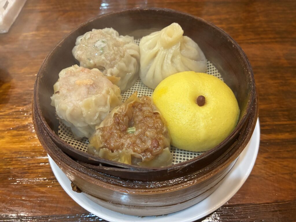 せいろに入った5種類の点心。手前に黄色い丸いおまんじゅうがある