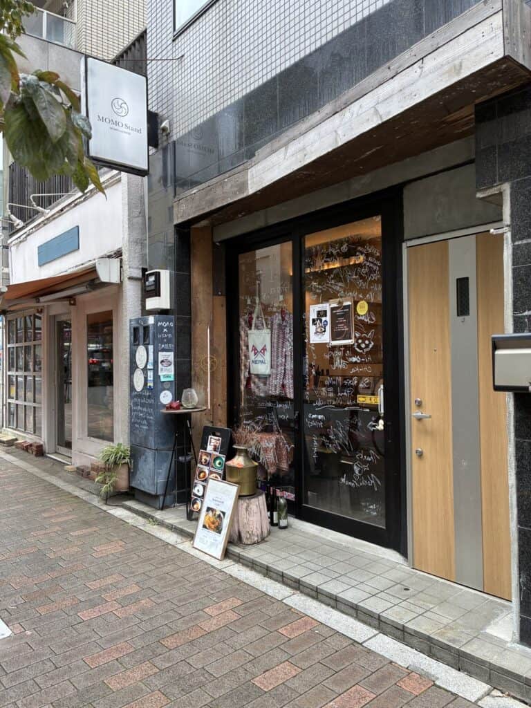 広尾の通りに面したMOMO Stand Tokyoのガラス張りの外観