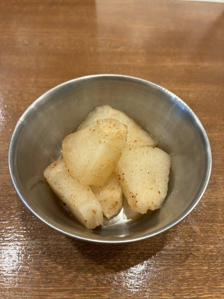 金属の小鉢に盛られた梨のアチャール