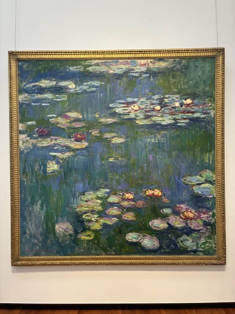 金色の額に入ったモネの睡蓮。水面に睡蓮の花と葉が浮かぶ