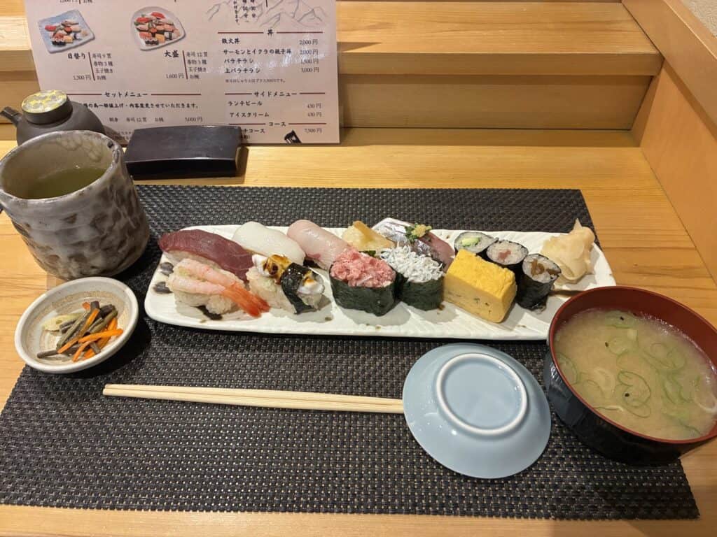 にぎり寿司の皿とお椀、小付けが並んだランチ